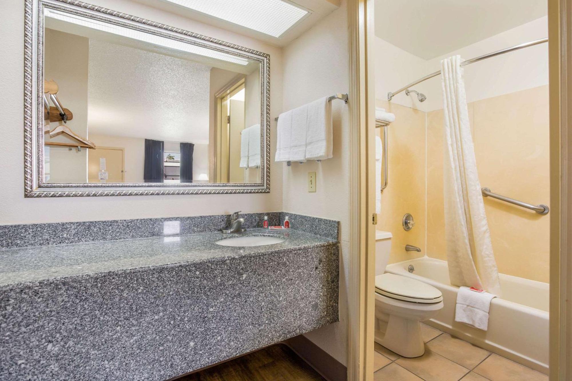 Econo Lodge Lebanon Bagian luar foto